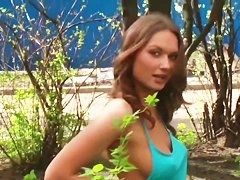 Русская девушка позирует нагая на улицах
