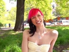 Милая худая немецкая девушка панк с маленькими сиськами снимается на улице